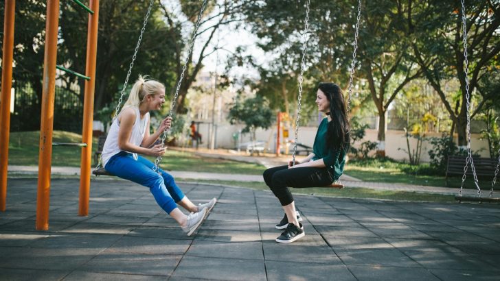 5 Tiny Behaviors That Immediately Expose Someone’s True Age (No Matter How Good They Look)