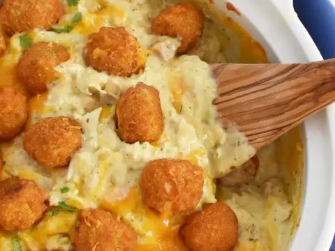 Cheesy Chicken Alfredo Tater Tot Casserole – Comfort Food at Its Best!