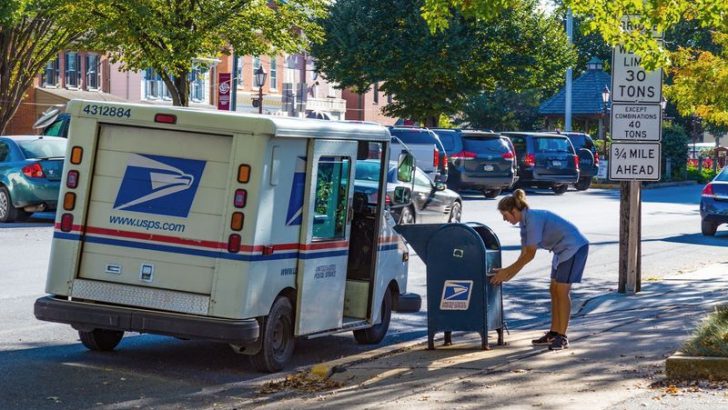 14 Things Delivery Drivers See Through Your Window That Tell Your Whole Life Story