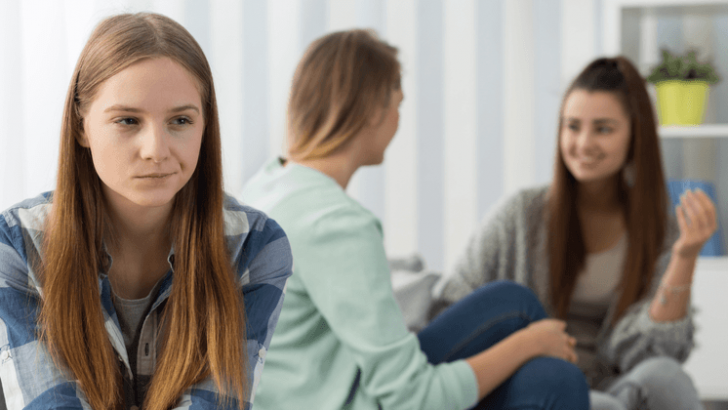 7 Tiny Red Flags That Make You Question Being Friends With Someone