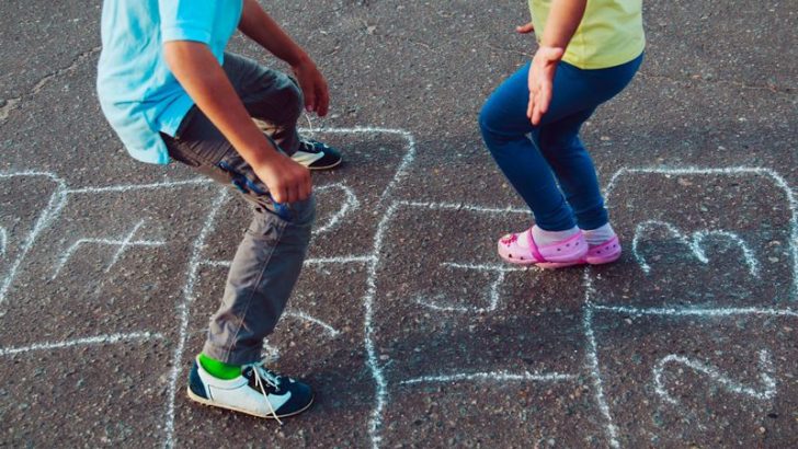 12 Playground Games from the ’80s That Modern Kids Have Never Experienced