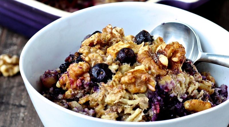 Oatmeal with Nuts and Berries