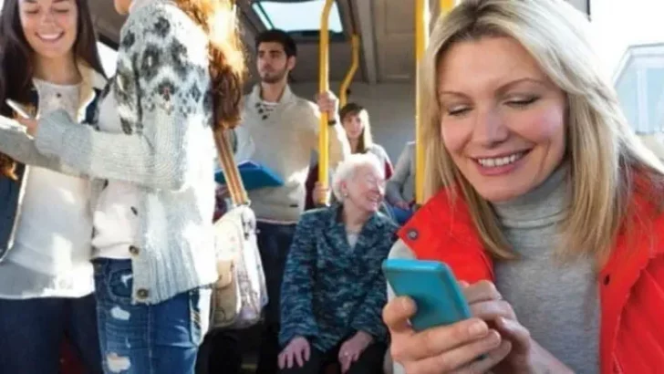 12 Signs You’re A Bad Texter & What To Do About It