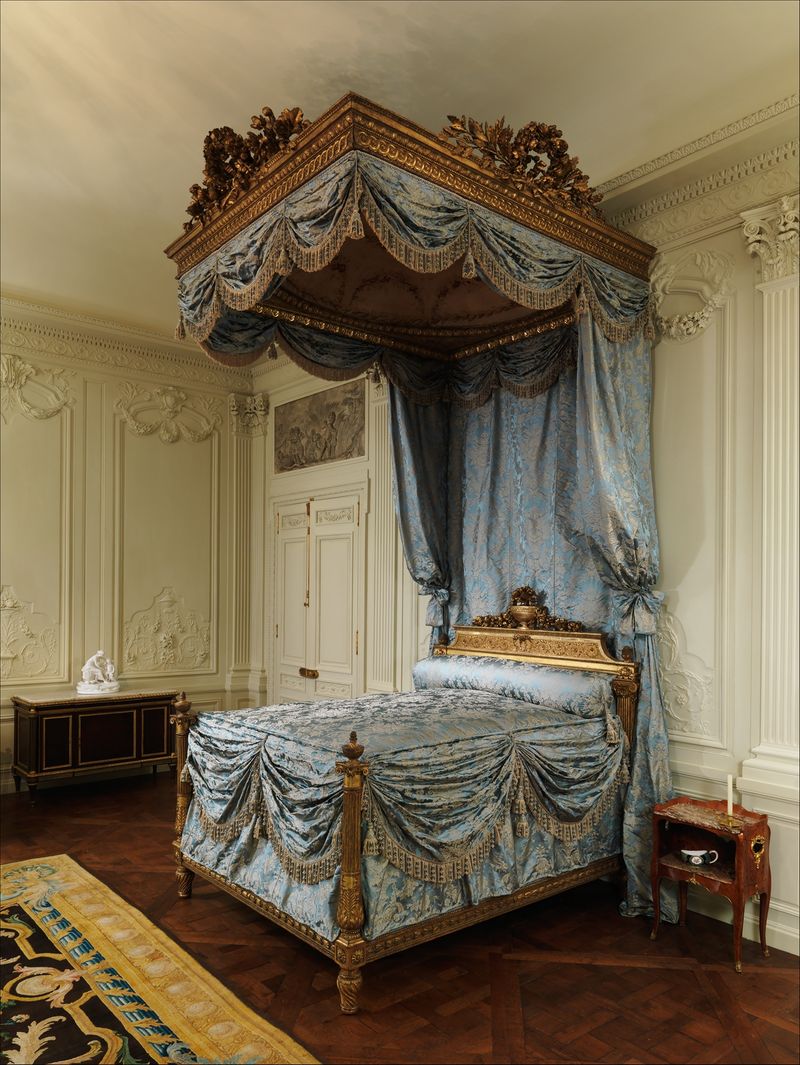 Canopy Bed with Tester