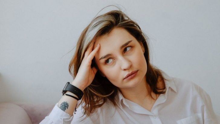 11 Silent Behaviors That Make People Instantly Distrust You (Even Close Friends)
