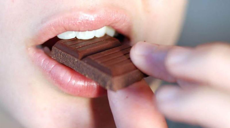 Eating chocolate causes acne
