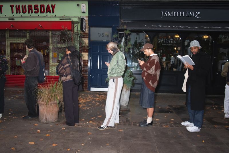 Queuing for Trendy Coffee