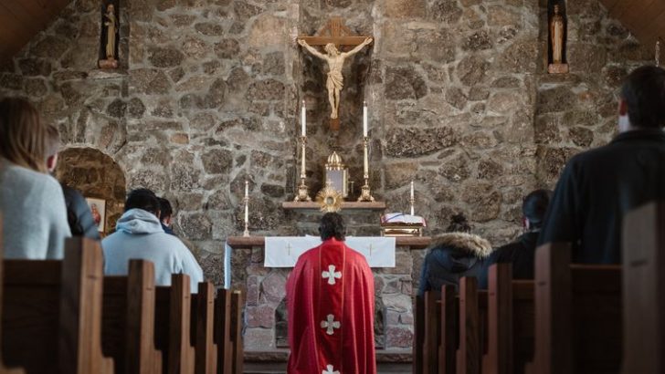 14 Things You Should Never Do In Church, No Matter What