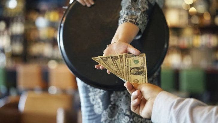 12 Things Waiters Notice About Customers in the First 10 Seconds That Predict Exactly How They’ll Tip