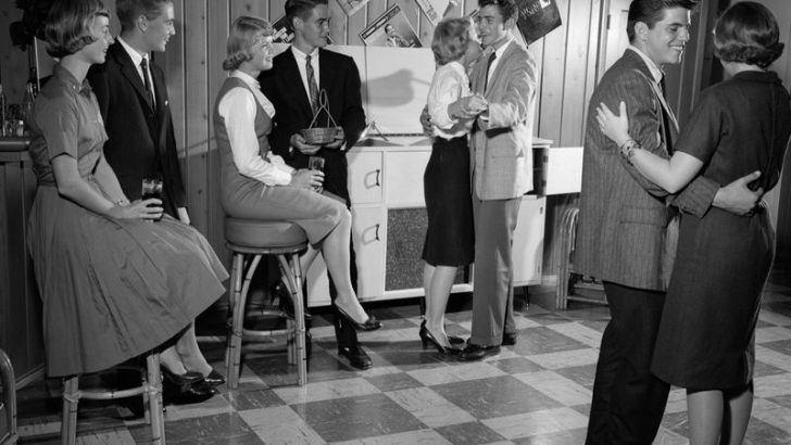 13 Things Every Married Couple Did in the ’60s That Modern Therapists Now Recommend