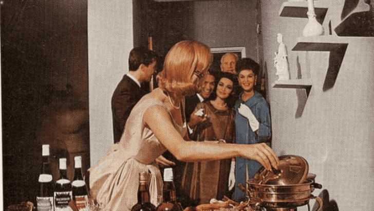 11 Things Couples Did on Dates in the ’80s That Created Stronger Bonds