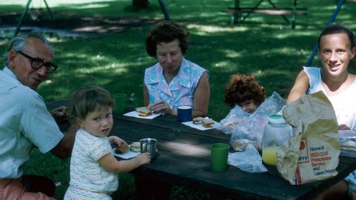 15 Things Your Mom Did Every Sunday in 1982 That Accidentally Created Your Best Childhood Memories