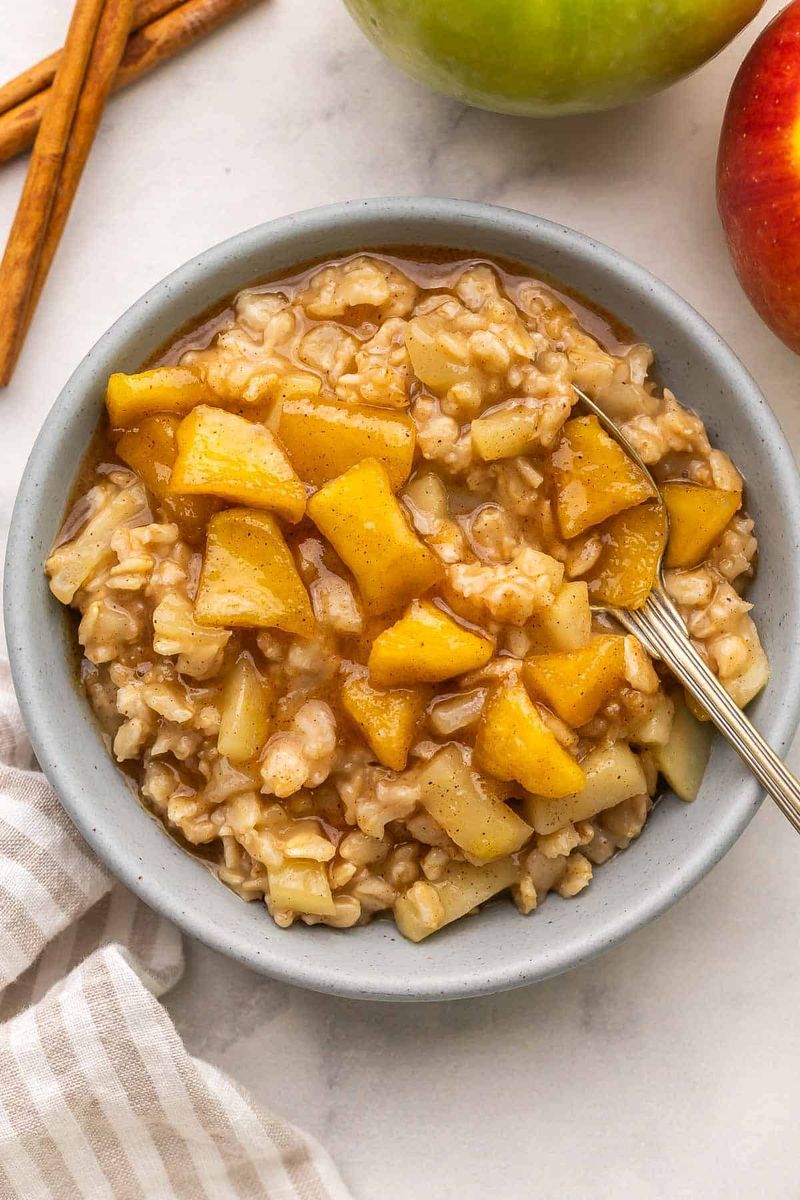 Oatmeal with Apples and Cinnamon