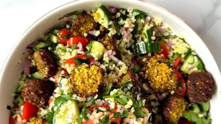 13 Recipes That Combine Falafel and Salads For Lunch Or Dinner